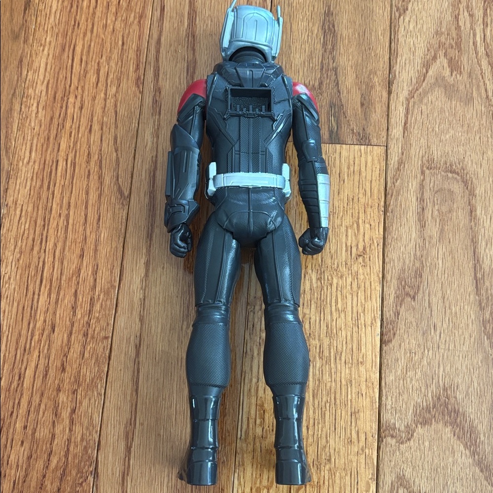 Antman and Hawkeye action figures - Picture 8 of 10
